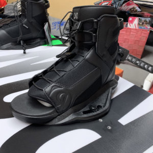 Ronix's popular divide boot mounted on the Vault Wakeboard